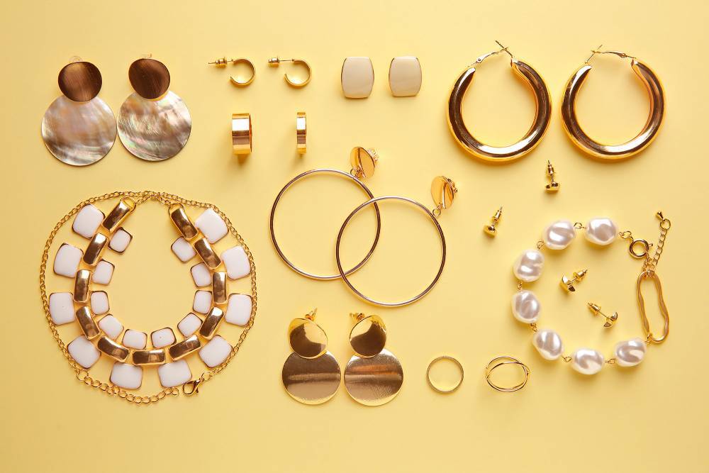 Nombreux bijoux